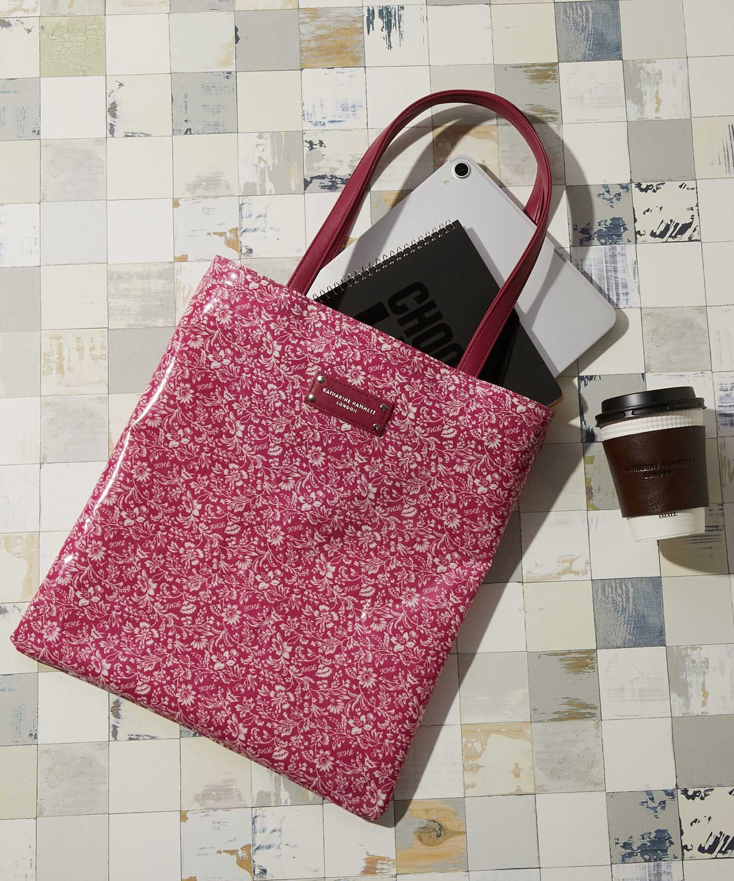 WOMEN＞ オリジナル総花柄 スリムトートバッグ – KATHARINE HAMNETT LONDON