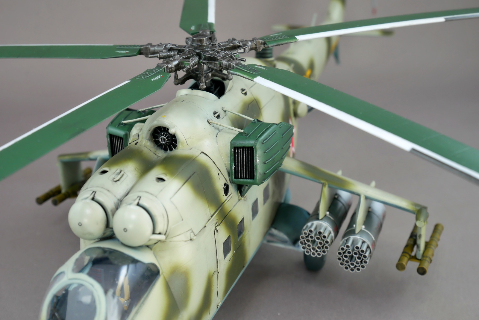 ソビエト軍戦闘ヘリコプター MIL-Mi24 ハインド ズベズダ 1/48