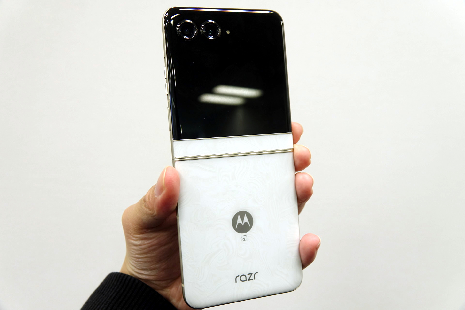 ドコモから「motorola razr 50d」19日発売、大理石調のデザイン・d払い