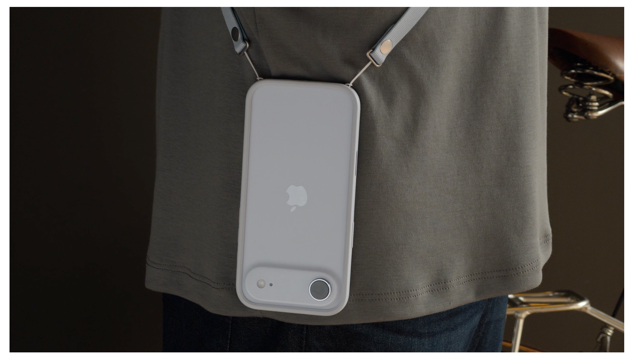 Apple初、iPhone用に肩掛けタイプの純正クロスボディストラップが登場