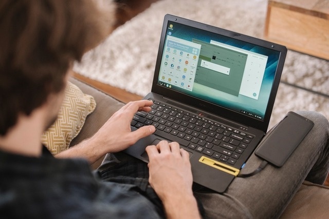 プラススタイル、ノートパソコン型スマホアクセサリー「Mirabook」を