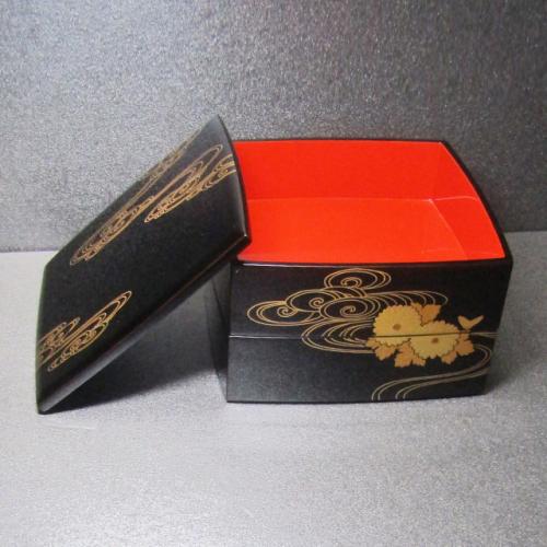 輪島塗 重箱 角形 二段 胴張り形 -流水菊の高蒔絵仕上げ- [内面朱色