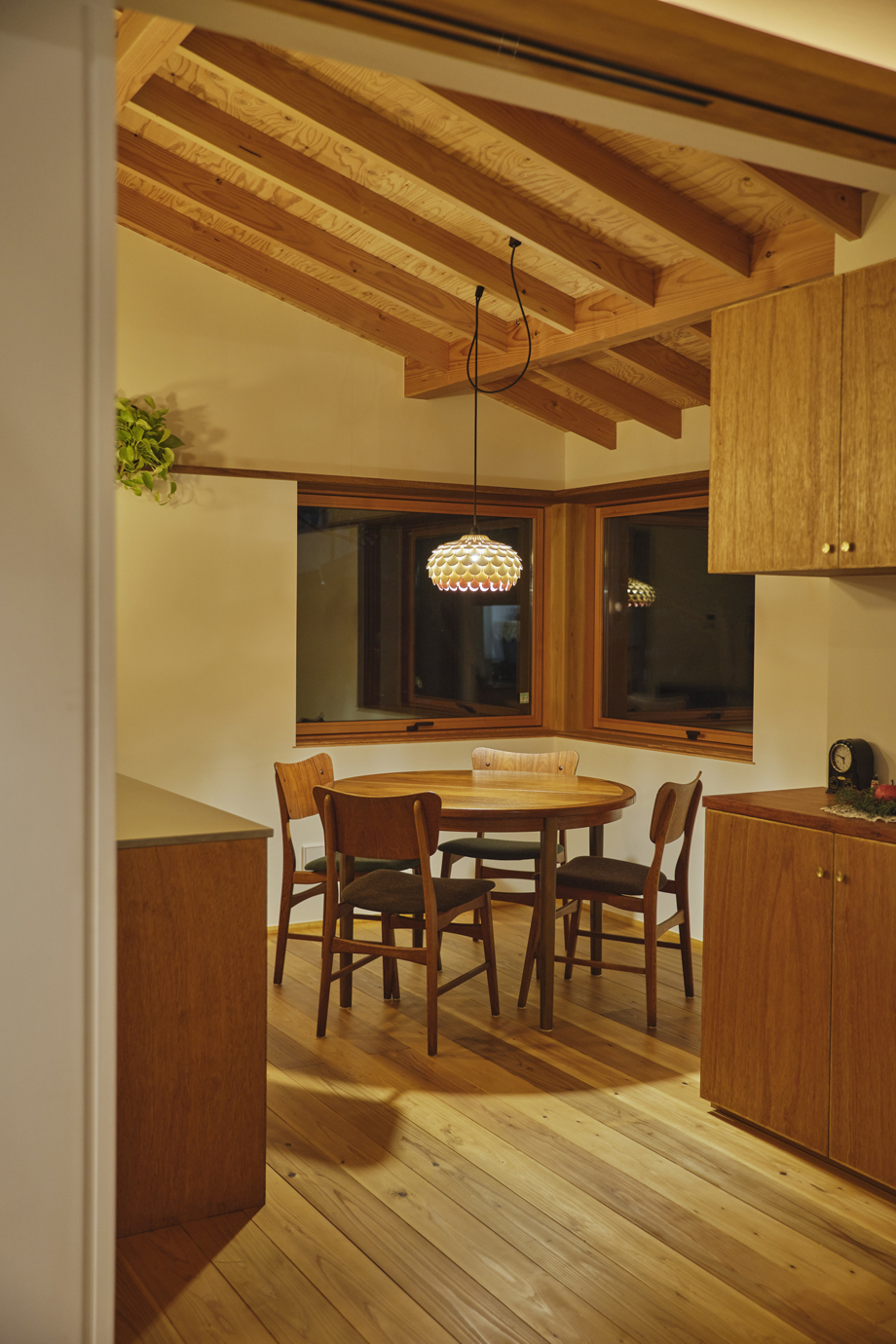 存在感のあるペンダントライト。ナカオランプ。 – 野口修アーキテクツ