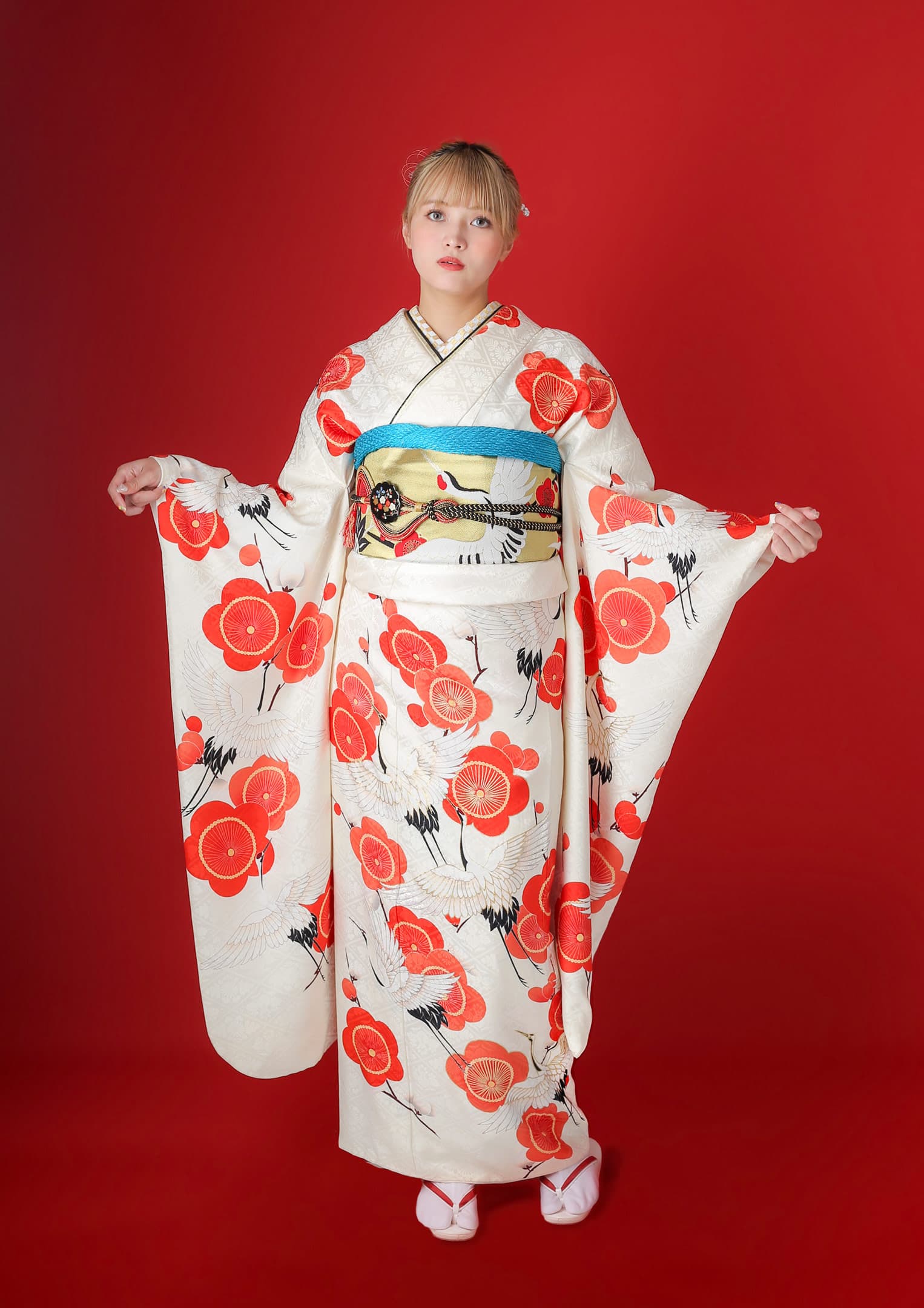 振袖ネットレンタル：紅白の梅】赤と白に鶴がデザインされた和モダン