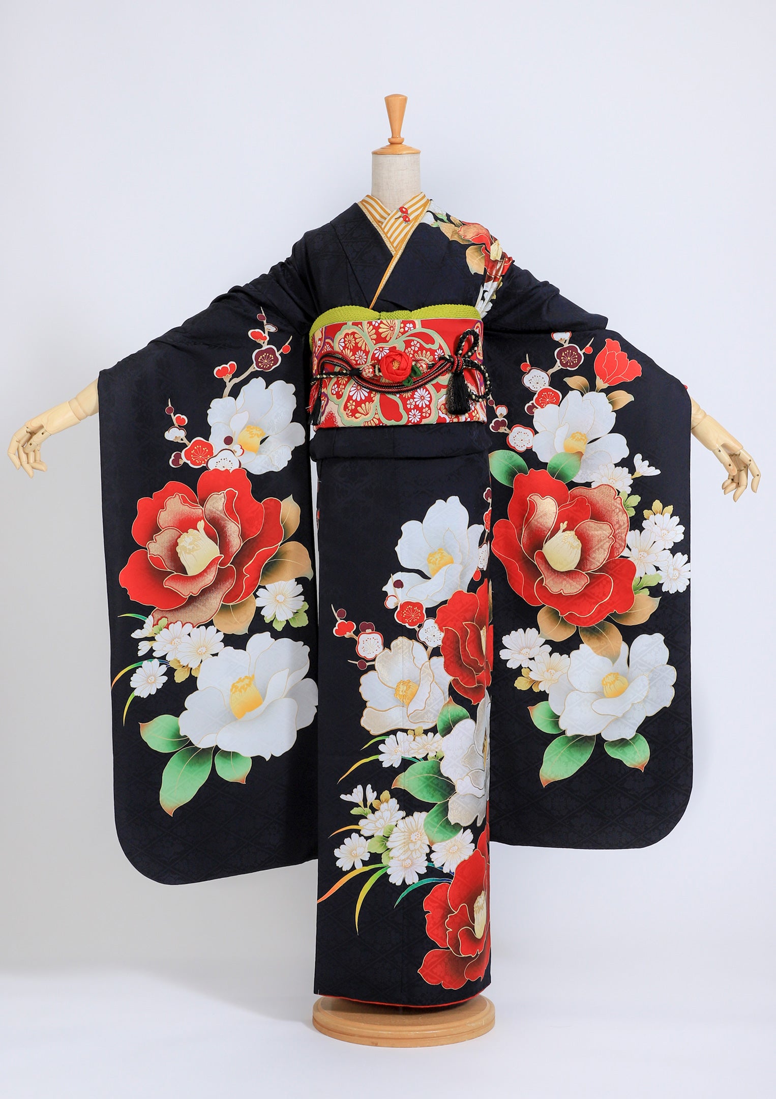 振袖ネットレンタル：深い紺色に白と黒の大きい椿が華やかでモダン