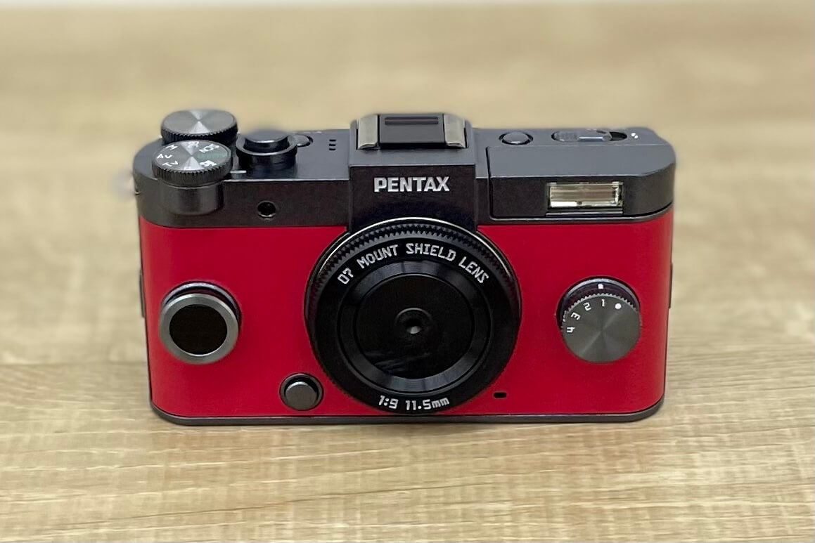 一日遅れのクリスマスカラーのPENTAX Q-S1の話。｜記憶カメラ