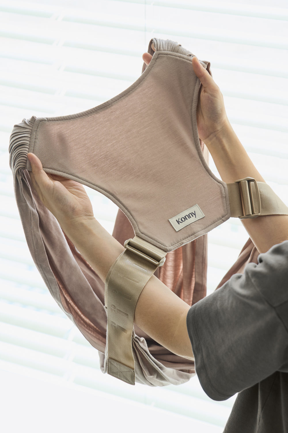 コニー抱っこ紐FLEX SoftBreeze™ | 新生児からの密着抱っこで赤ちゃん