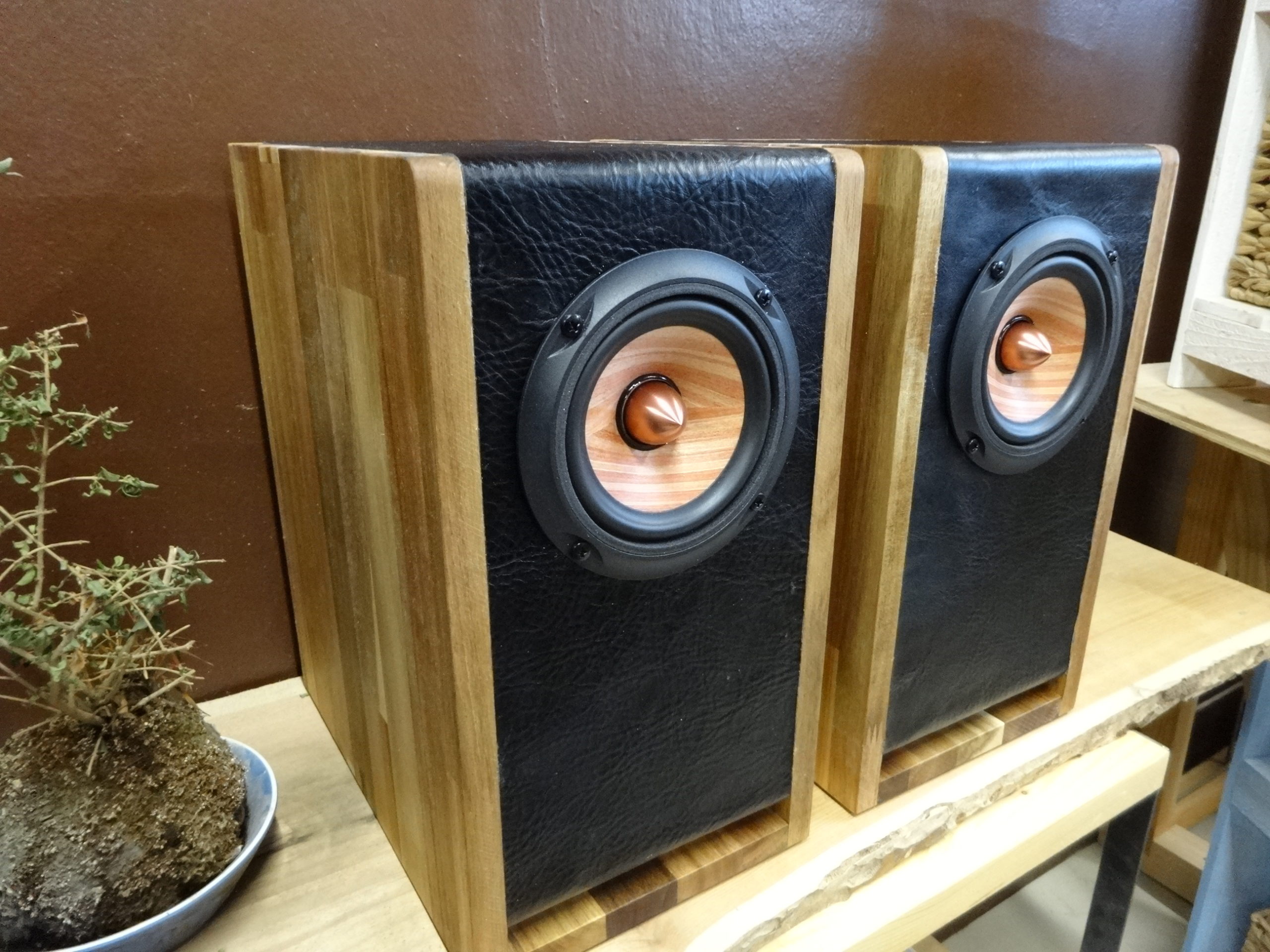 レザー張り・ダブルバスレフ・エンクロージャーのオーダー製作