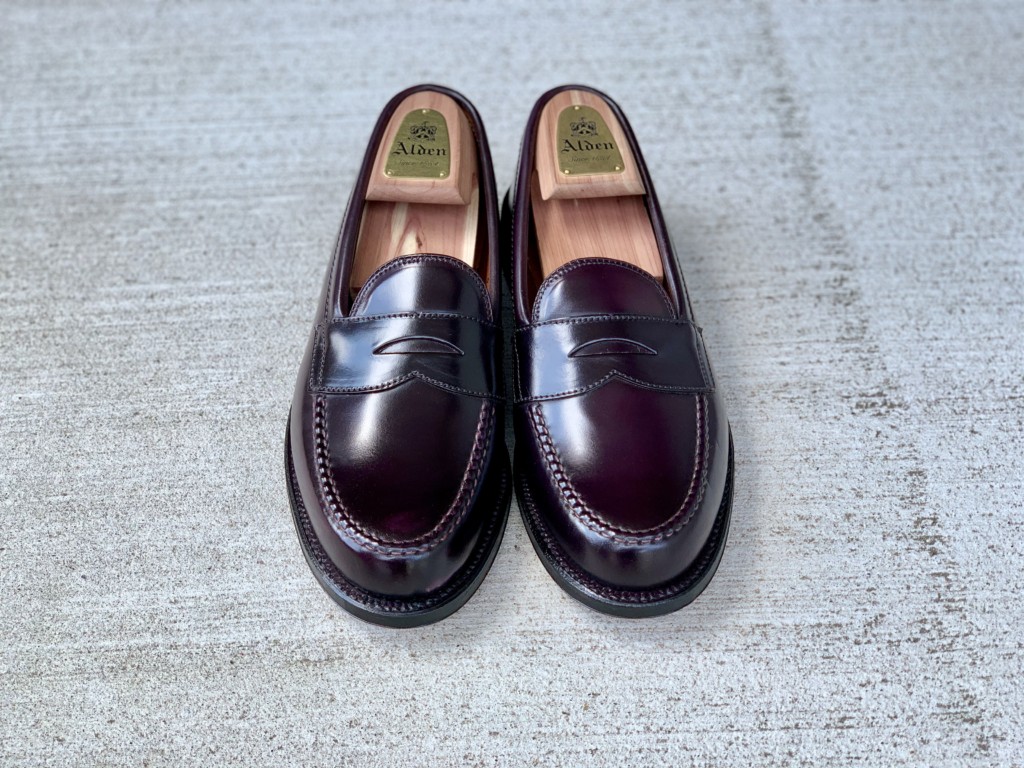 初コードバンはオールデンのローファー『986』！バーガンディを色ち