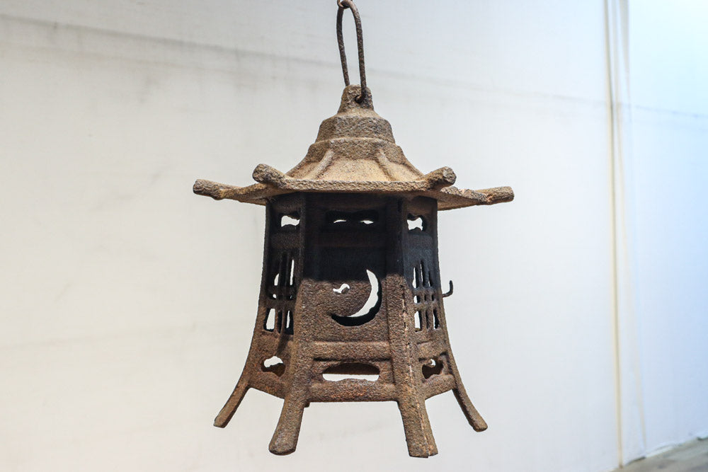 時代を重ねた鉄の風合いが魅力の六角屋根の吊り灯籠 DC8736 – 古福庵