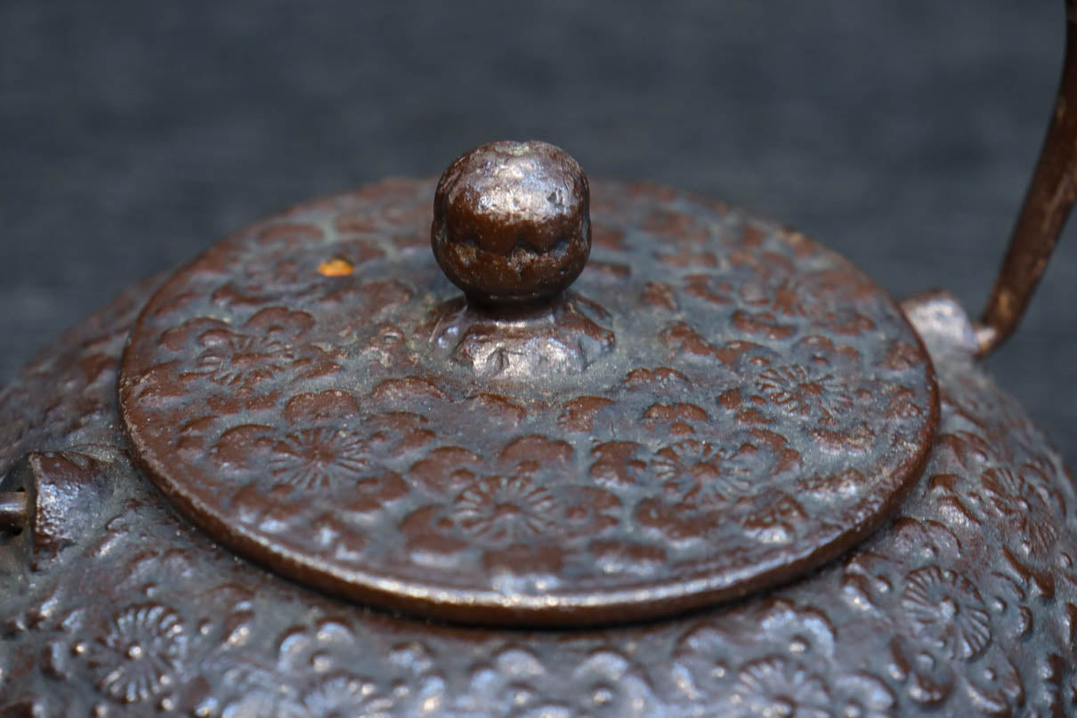 花模様 鋳鉄製鉄瓶 中型 花模様 鋳鉄製鉄瓶 中型 南部鉄器 - 南部鉄器