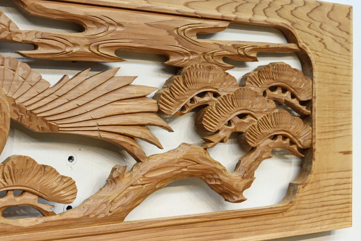 松の巨木とともに優雅な鶴を描いた彫刻欄間素材 EZ2884 在庫1枚 – 古福