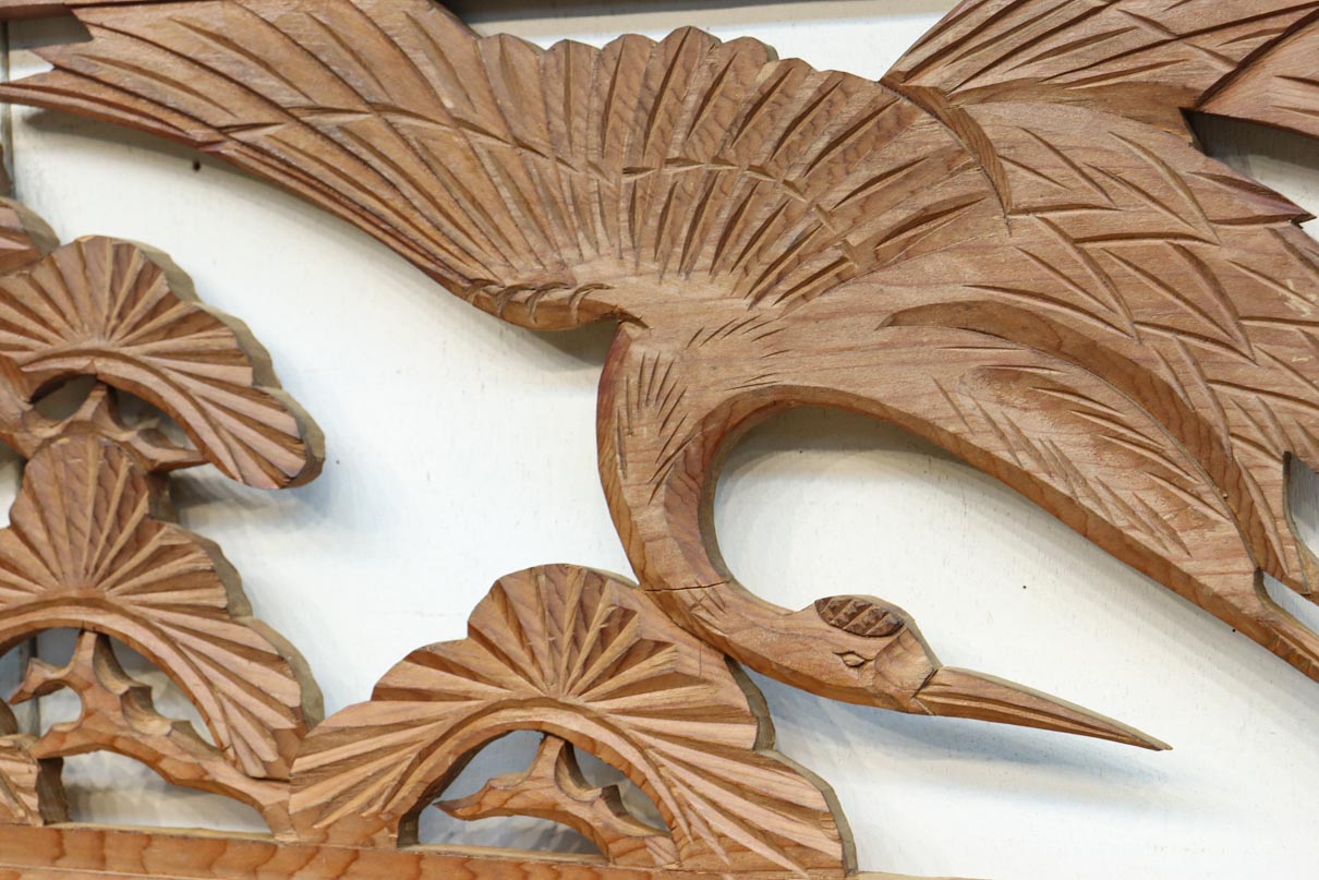 松の周りを舞う鶴の姿を細やかに描いた彫刻欄間素材 EZ2885ab 在庫(a:1