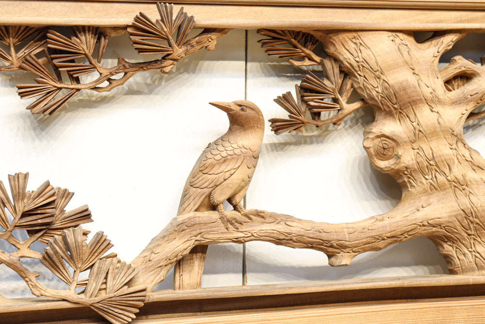 在銘一夢 繊細な彫刻で松と鳥の美しい景色を描いた深彫り彫刻欄間
