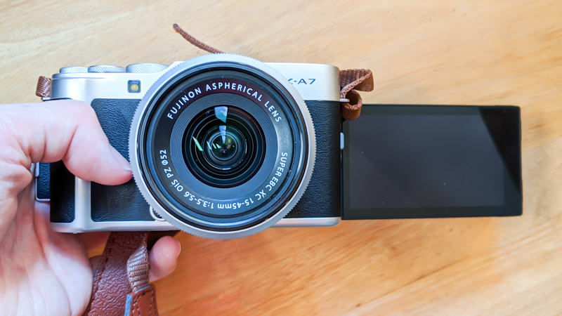 FUJIFILM『X-A7』レビュー。自撮りに強いミラーレスカメラ