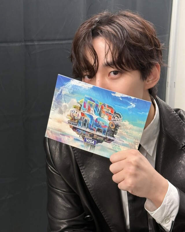 2PM」ジュノ、ロングレザージャケットを着てもキュートになれる魅力の