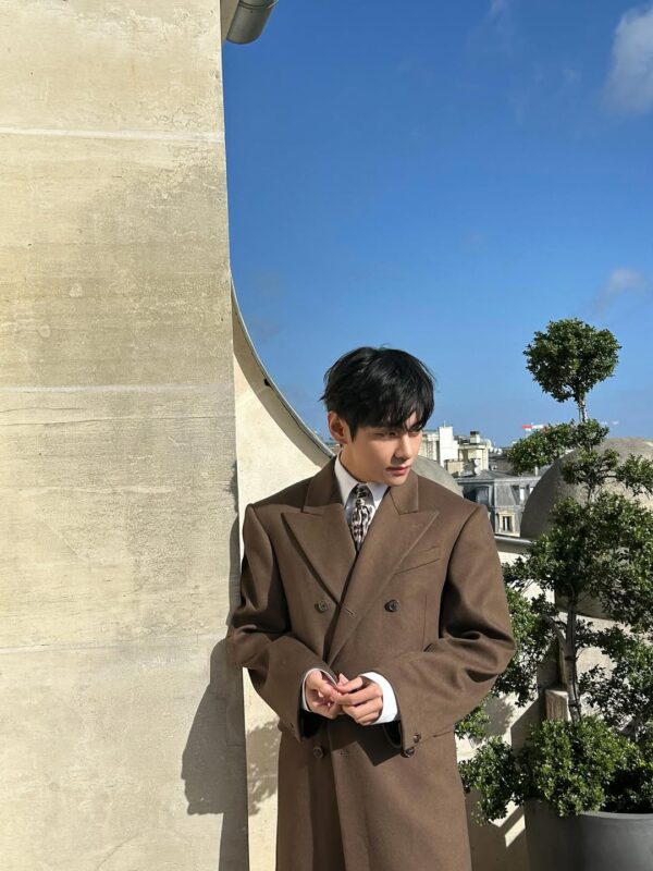 BTS」V、ロングコートで優雅な雰囲気…「セリーヌ2026年夏コレクション