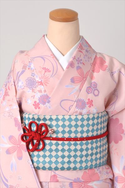 小紋［淡いサーモンピンクの流水に花模様］｜着物レンタルあき (来店