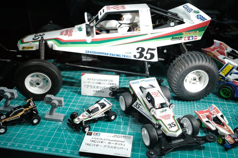 RCバギー「グラスホッパー」が誕生40周年記念で“トミカ”&“ミニ四駆”化
