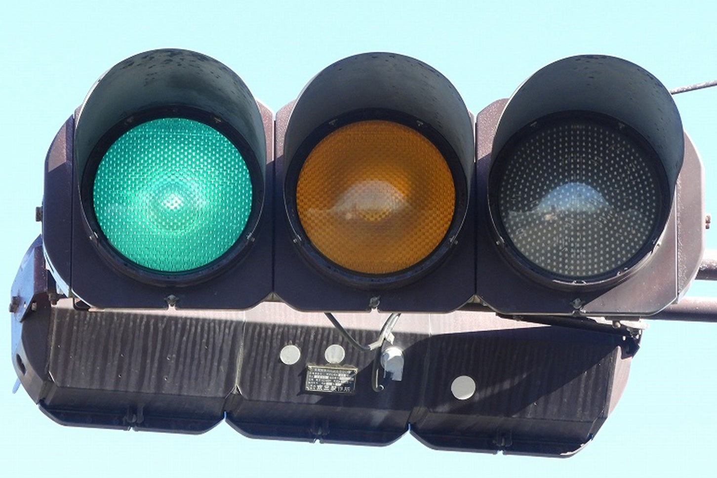 この信号機、赤だけLEDだ！ 理由はまさかのコスパ？ 【信号機マニア