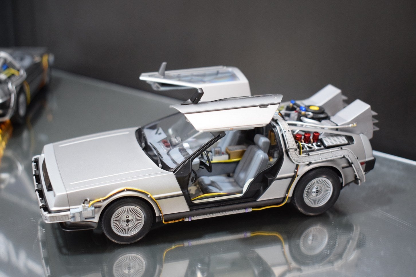 全てが新しいデロリアン、総パーツ200点以上！ 超リアルな1/24スケール