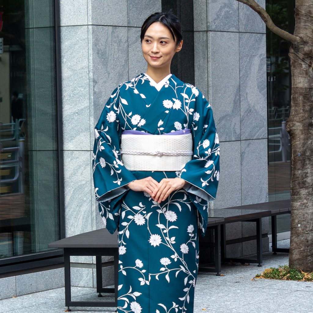 くるりLOOKBOOK 2023 きもの 更紗 孔雀青 - サキガケ