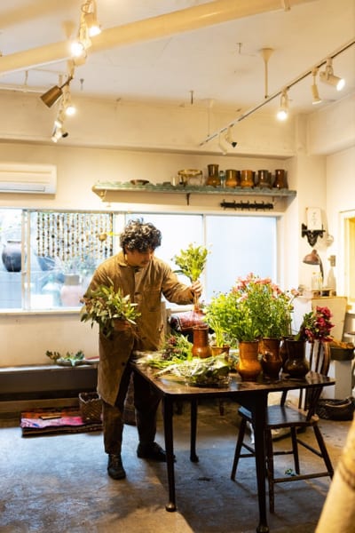 はいいろオオカミ +花屋 西別府商店 】 新しいものの見方に出会える