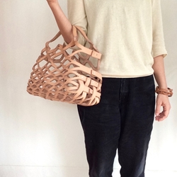 かごのようなレザーバッグ。曽田耕さんの「ラスカバン」 | 暮らしと