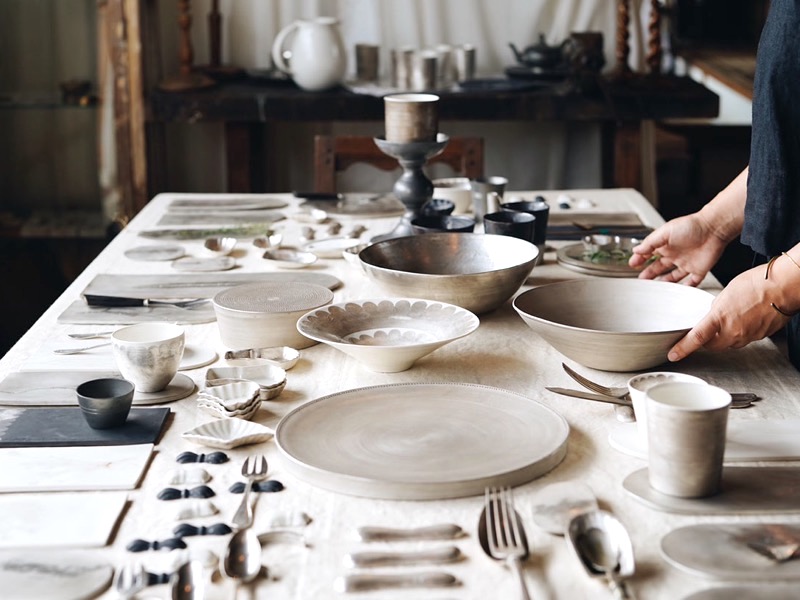 料理を引き立てる松本美弥子さんの銀彩のうつわ | 暮らしとおしゃれの