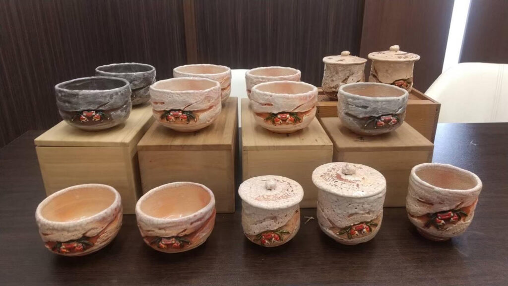 縁起物として愛される蟹モチーフ陶磁器｜二六焼・楽山焼・水月焼・砥部