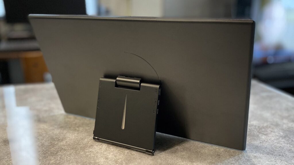 レビュー】横置き・縦置き自由自在 スタンド不要の17.3インチモバイル