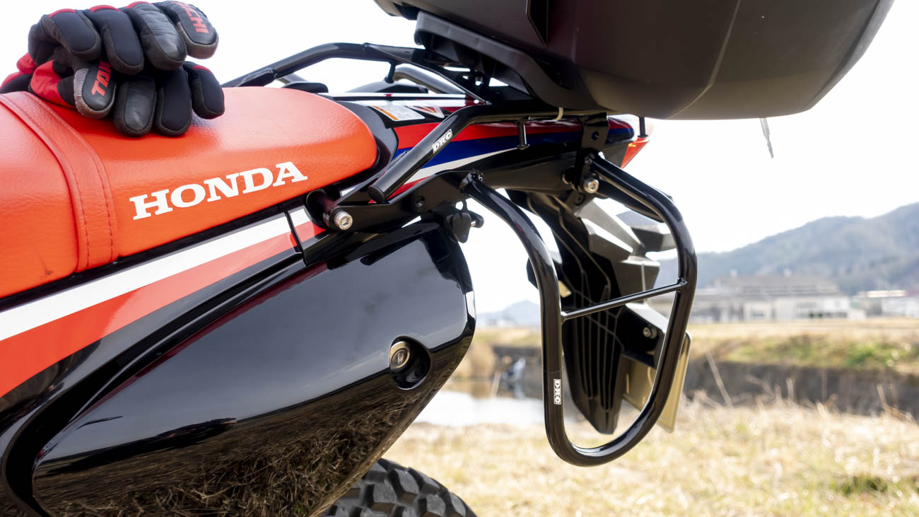 CRF250Rallyに大型のサイドバッグを付けるためにサイドバッグサポート