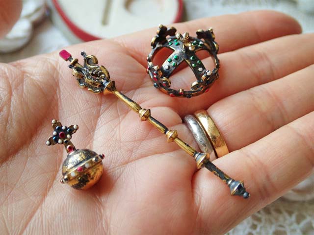 プラハのイエス王冠と宝珠と王笏のミニチュアセット】 - アンティーク