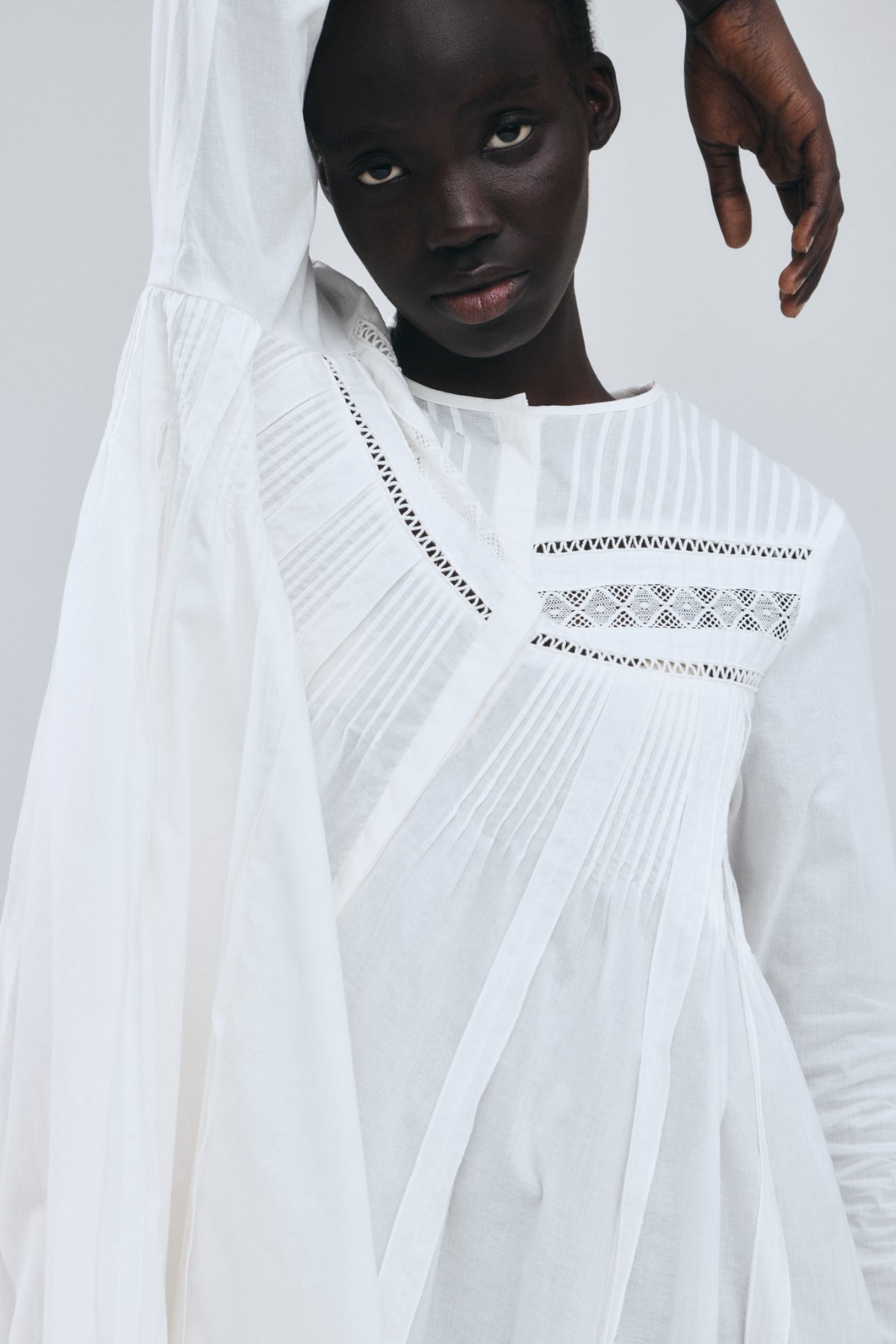 再入荷】Pin-tuck Lace Mini Dress – L'AUBE BLANC