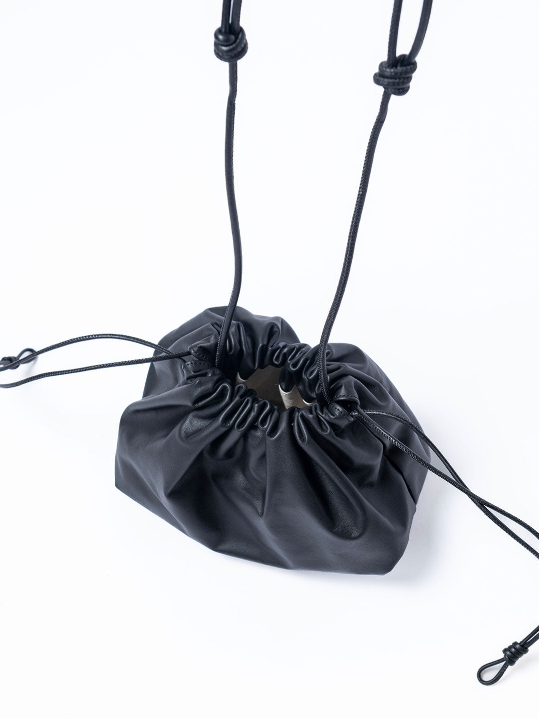 ドローストリングレザーショルダーバッグ | Lazo_N33°（ラソエヌ