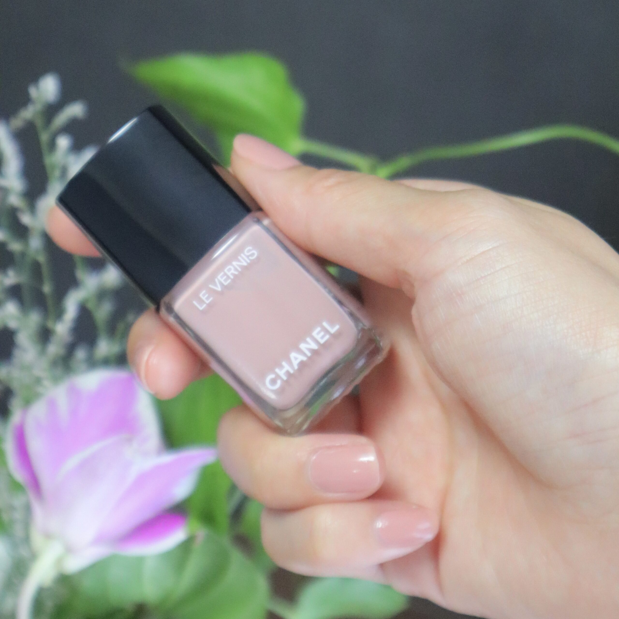 CHANEL】ほんのりピンクが絶妙♡ネイルポリッシュを新たに購入 | LEE