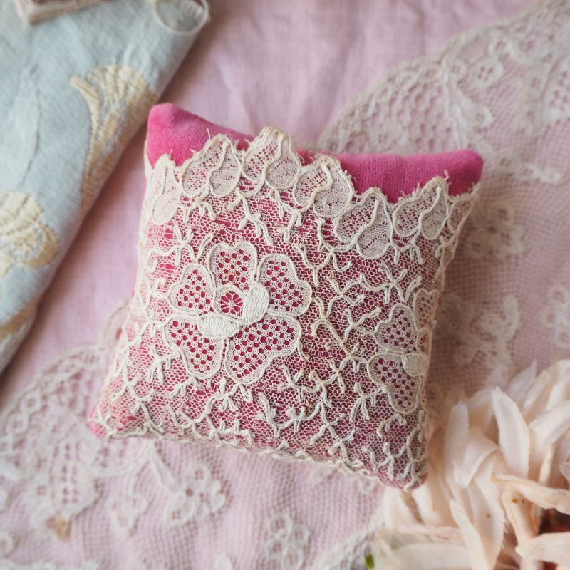 ピンク色ベルベットアンティークレースのミニクッション/シルクリボン