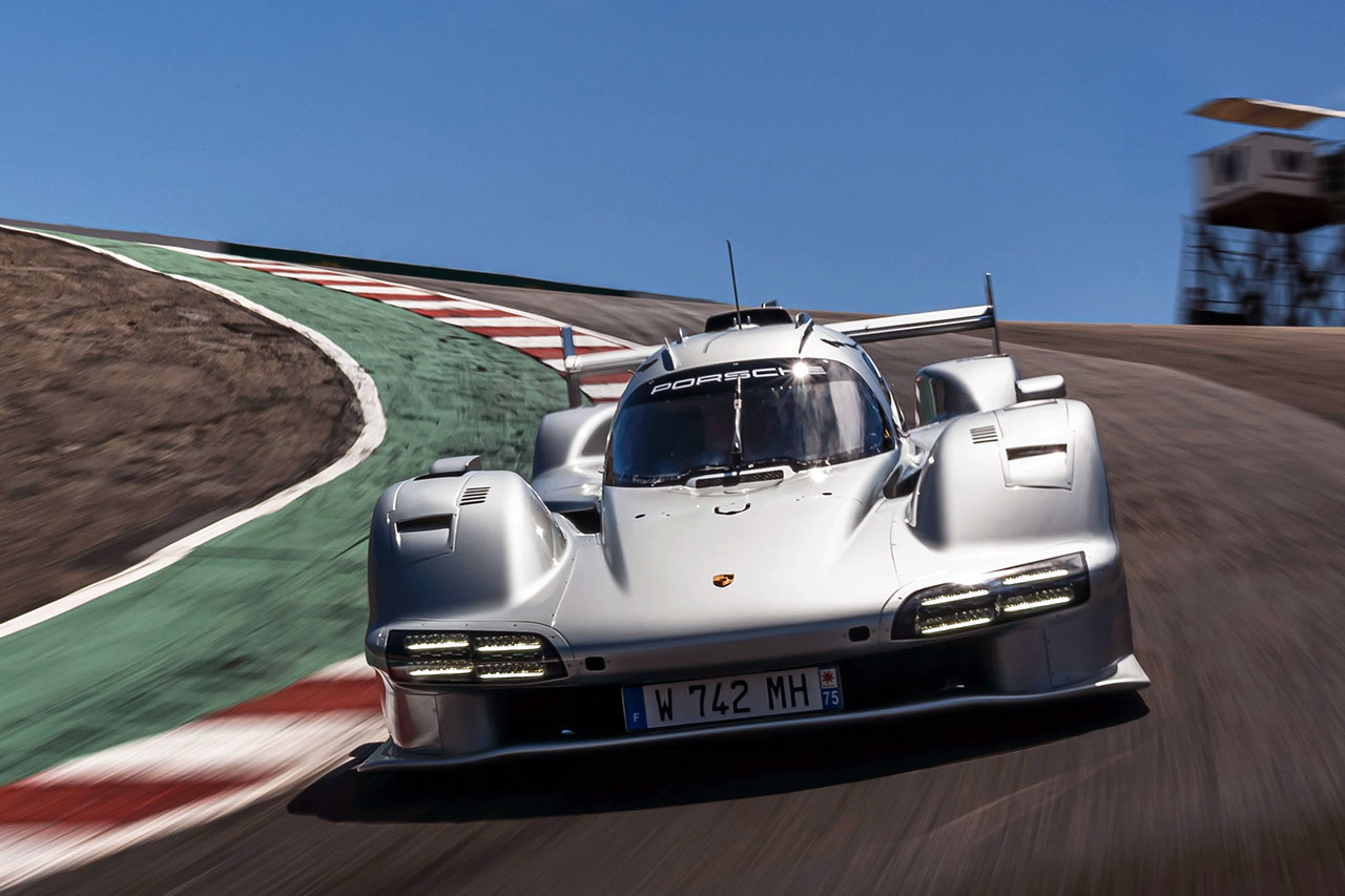 917」の魂を宿すワンオフマシン。ロジャー・ペンスキー、公道版「963