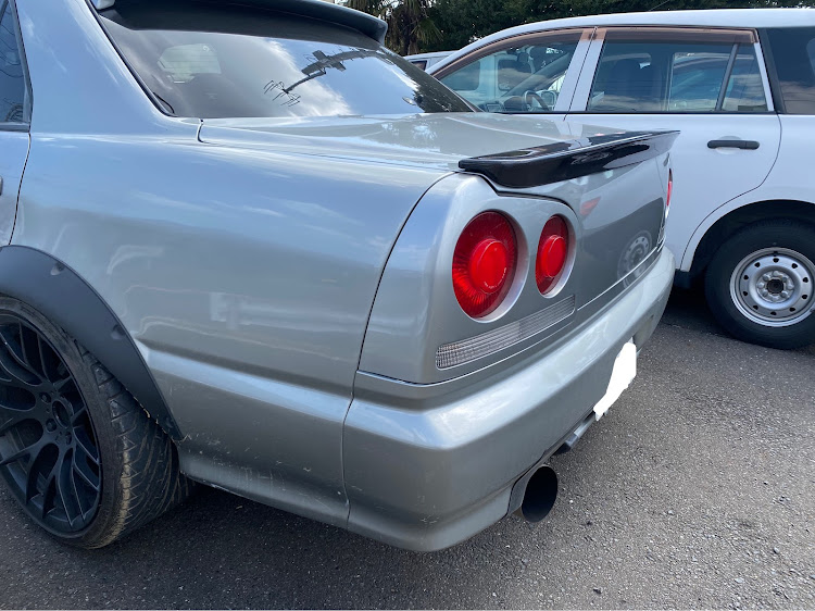 スカイラインのER34 4ドア・トランクスポイラー・コメントお待ちして