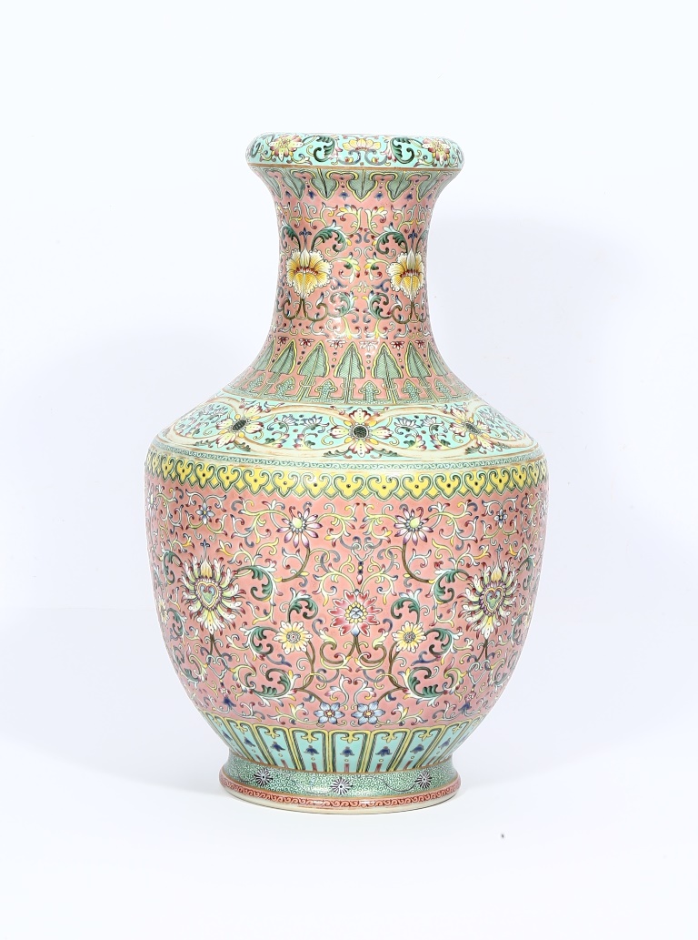 粉地纏枝寶相花瓶底款「大清乾隆年製」 仕宏拍賣