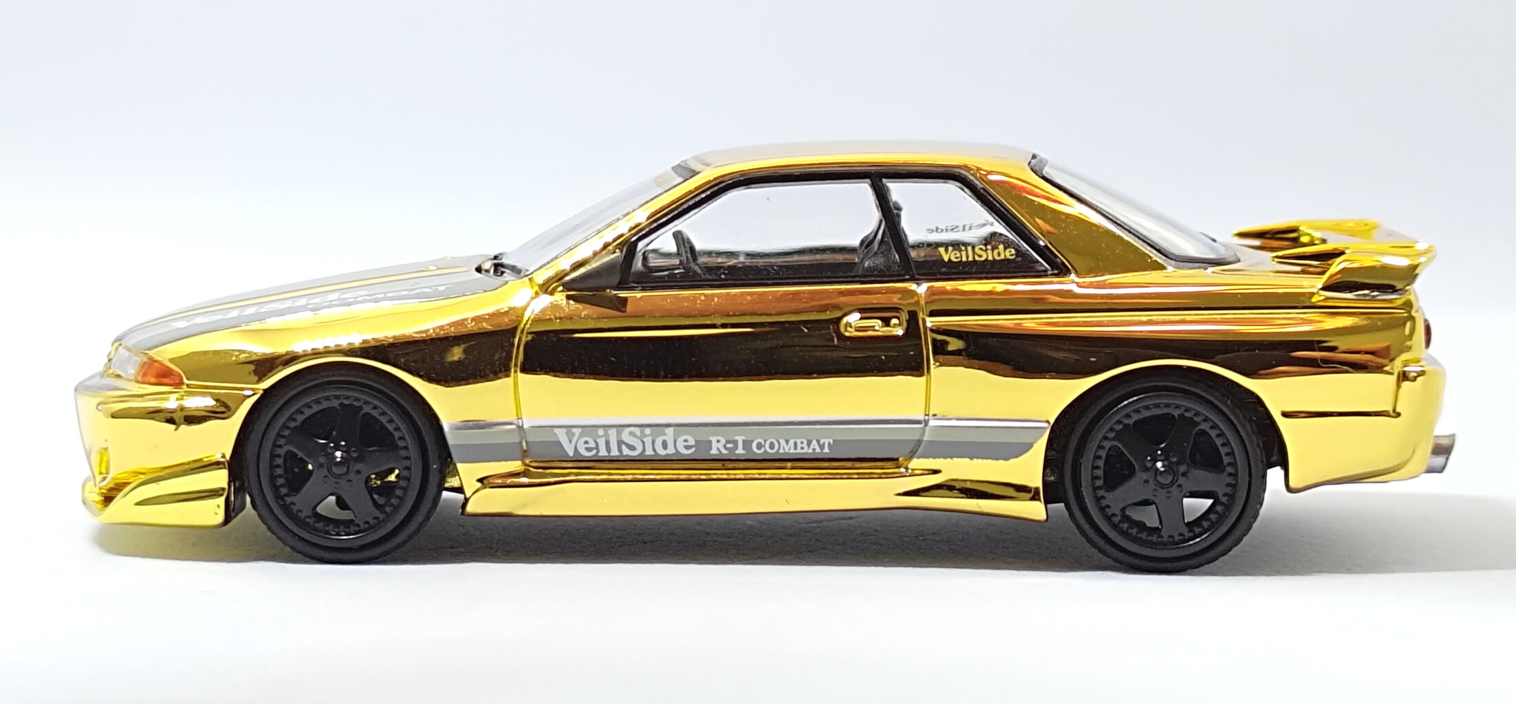 MINI GT 日産スカイラインGT-R(R32) VeilSide Combat C-Ⅰ Gold Chrome