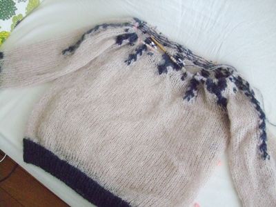 パリジェンヌの編みもの』より食器模様のロピ風セーター 編み途中