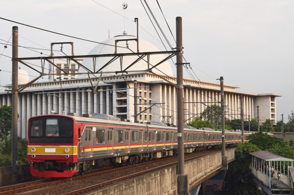 高架線を行く武蔵野線205系 : JABODETABEK COMMUTERS NEWS