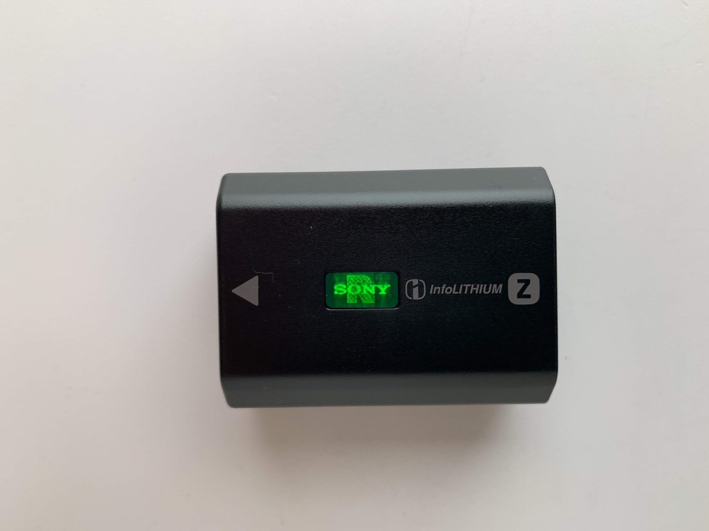 予備バッテリーを買う前に！SONY NP-FZ100は純正品も互換品も予備は