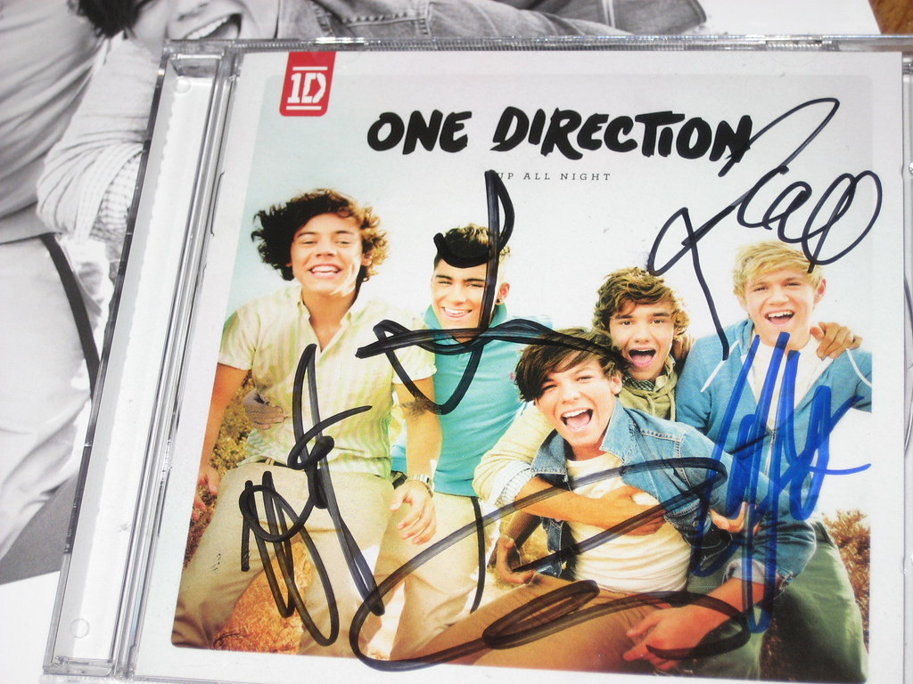 One Direction Autographed Album | I hand-hugged Harry and hi… | Flickr