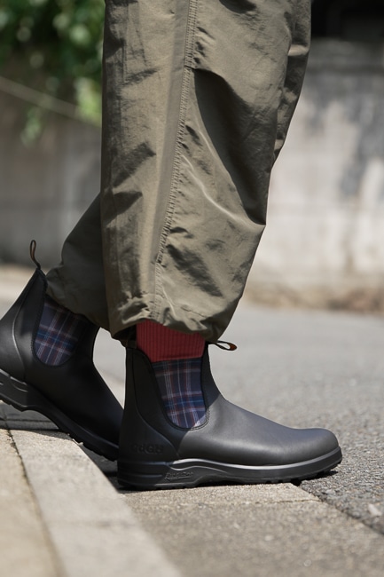 COMME des GARCONS HOMME流のサイドゴアブーツ。