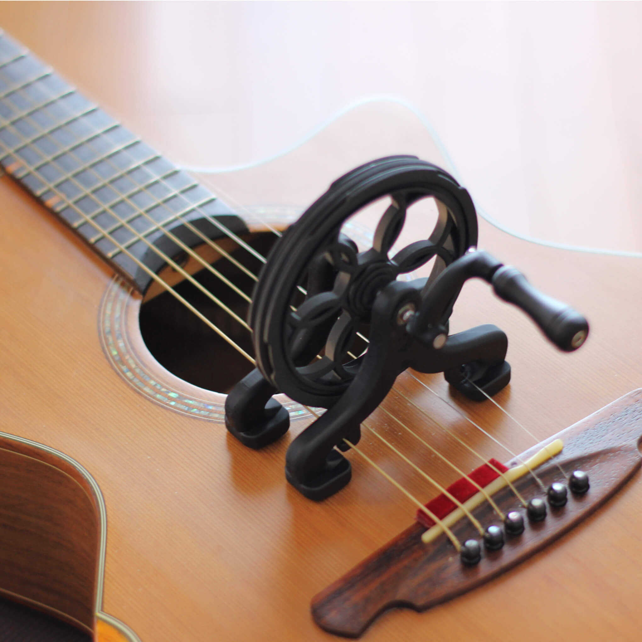 Cantareel™（カンタリール）│ 回して演奏するギターアタッチメント