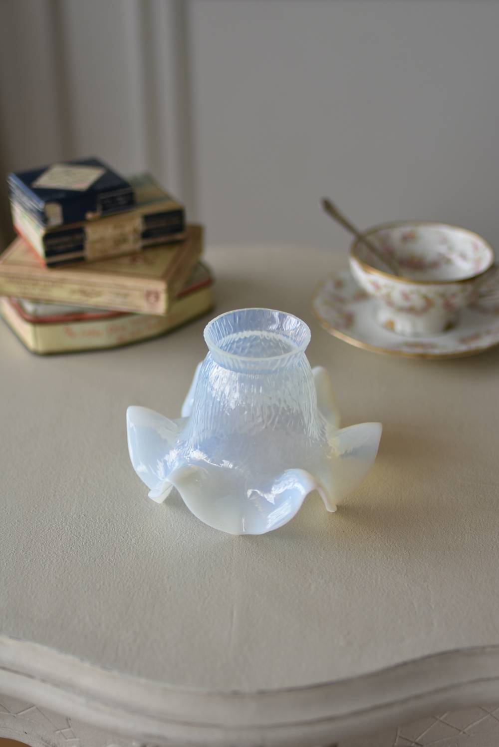 フランス19世紀 オパールガラス ホワイト水差しカップ付き フランス19