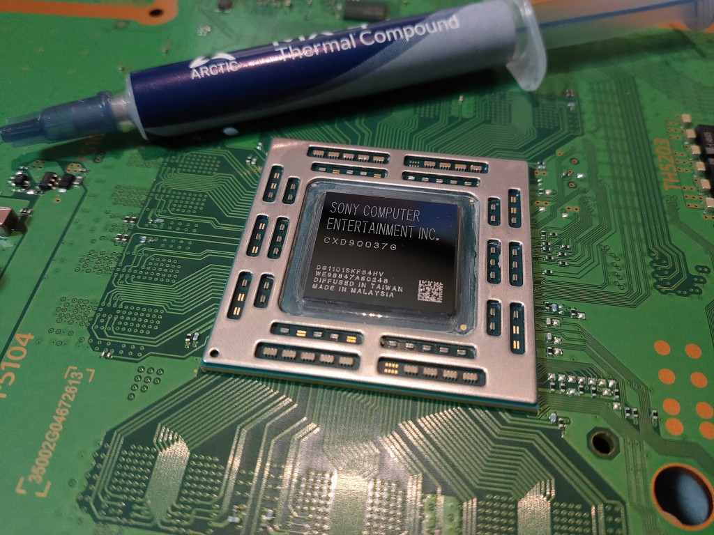 プレイステーション4のファンが爆音なので分解してCPUグリスを塗り替え