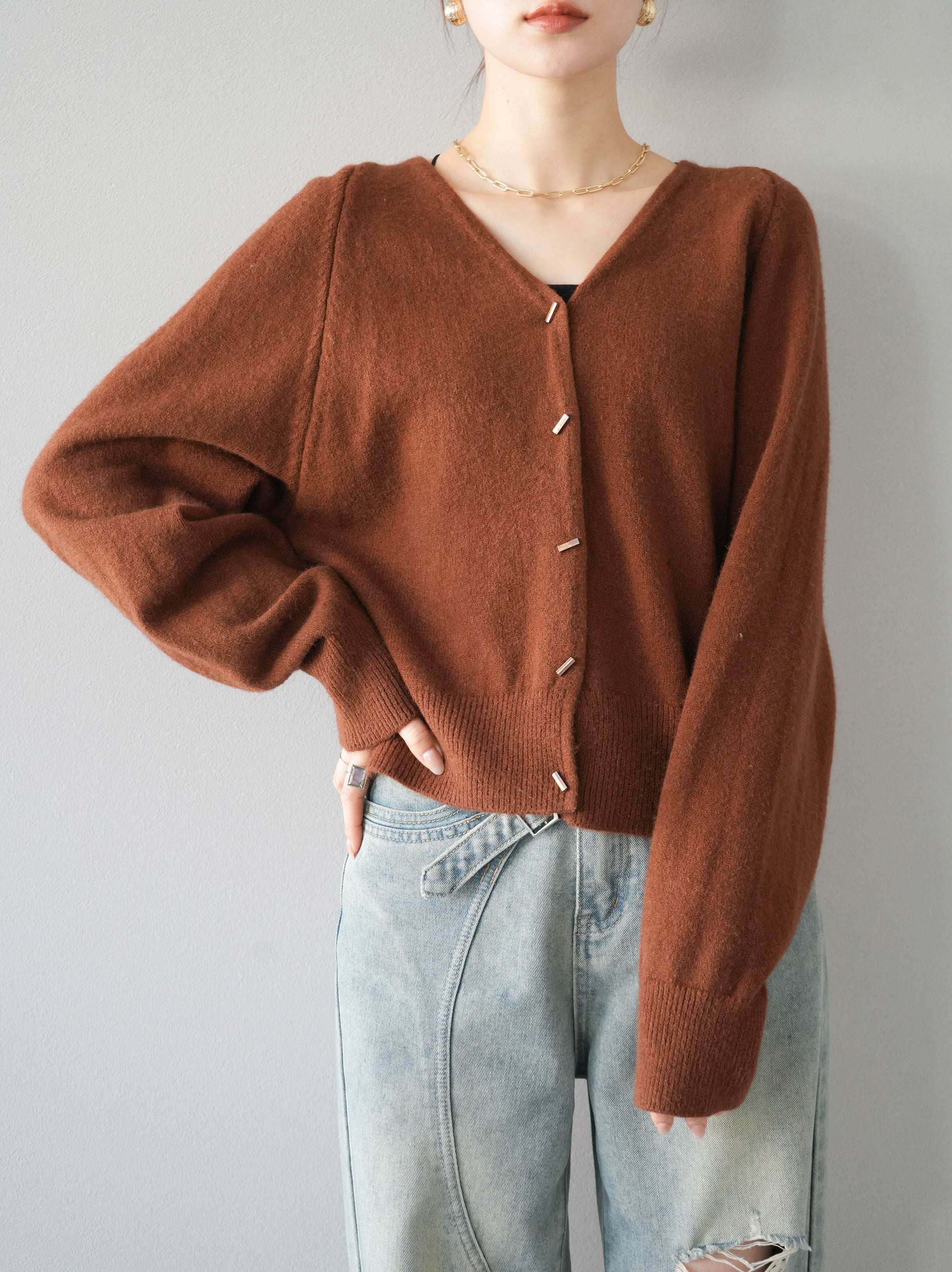 予約]ゴールドバーボタンニットカーディガン/ブラウン – Lumier